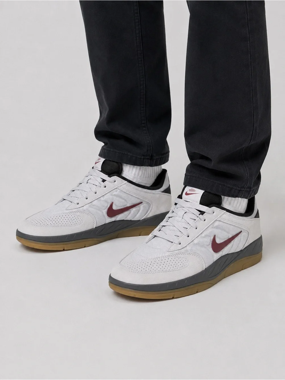 NIB NIKE SB Men’s Grey And Red Vertebrae Shoes